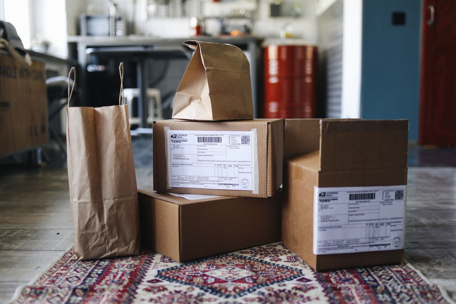 Versandkartons und Papiertüten für den Online-Handel
